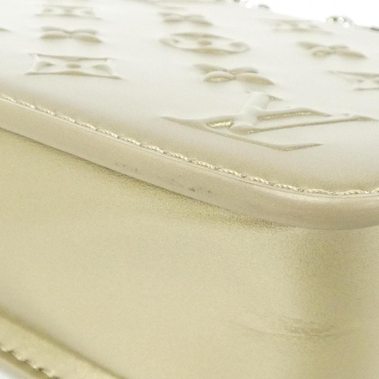 LOUIS VUITTON Pochette M81828 Shoulder Bag Lambskin 金色 羊皮 中古品A - 縮圖 2