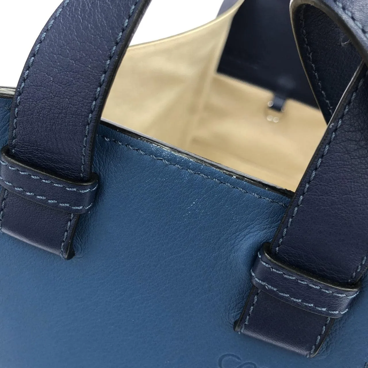 LOEWE Hammock 387 30VT38 Shoulder