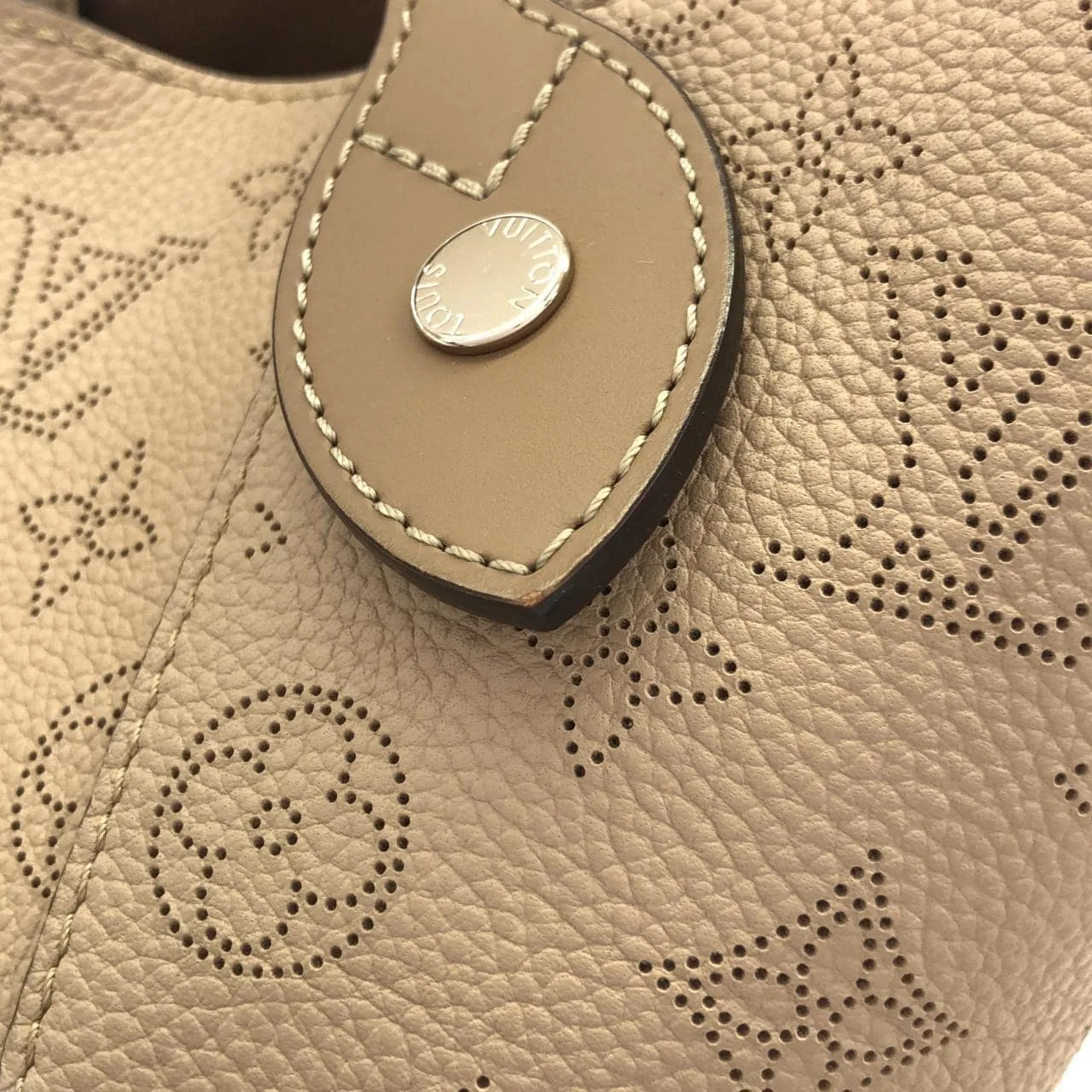 LOUIS VUITTON Mahina M54351 Handbag Black Rank A - Thumbnail 4