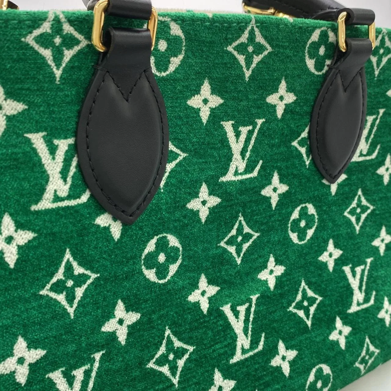 LOUIS VUITTON OnTheGo M46216 Handbag Monogram 綠色 Monogram 中古品A - 縮圖 4