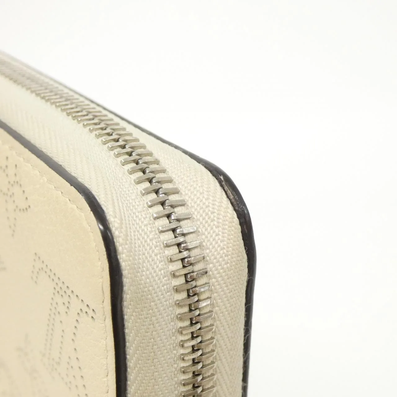 LOUIS VUITTON Mahina M61869 Wallet 黑色 中古品A - 縮圖 3