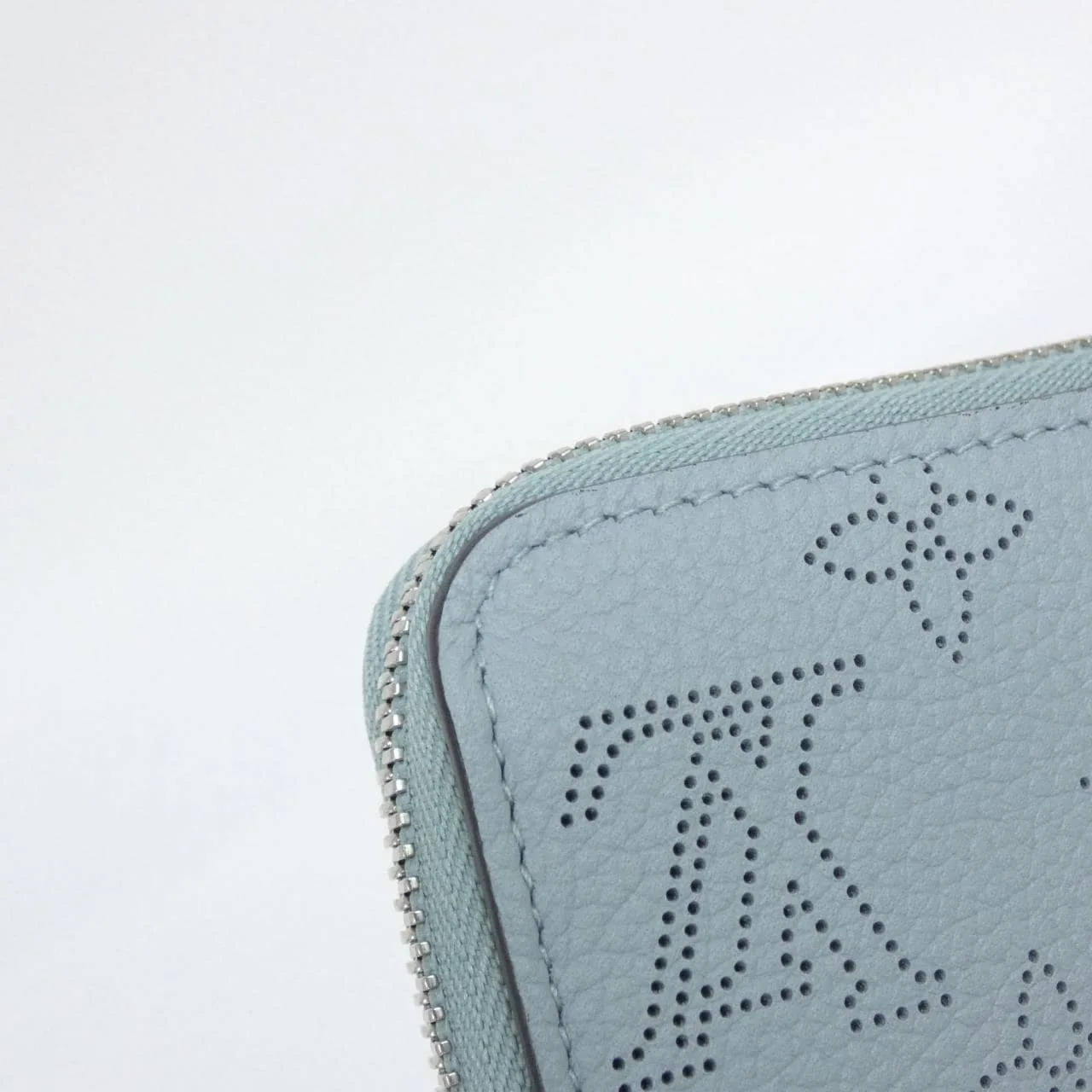 LOUIS VUITTON Mahina M69032 Wallet 黑色 中古品A - 縮圖 3