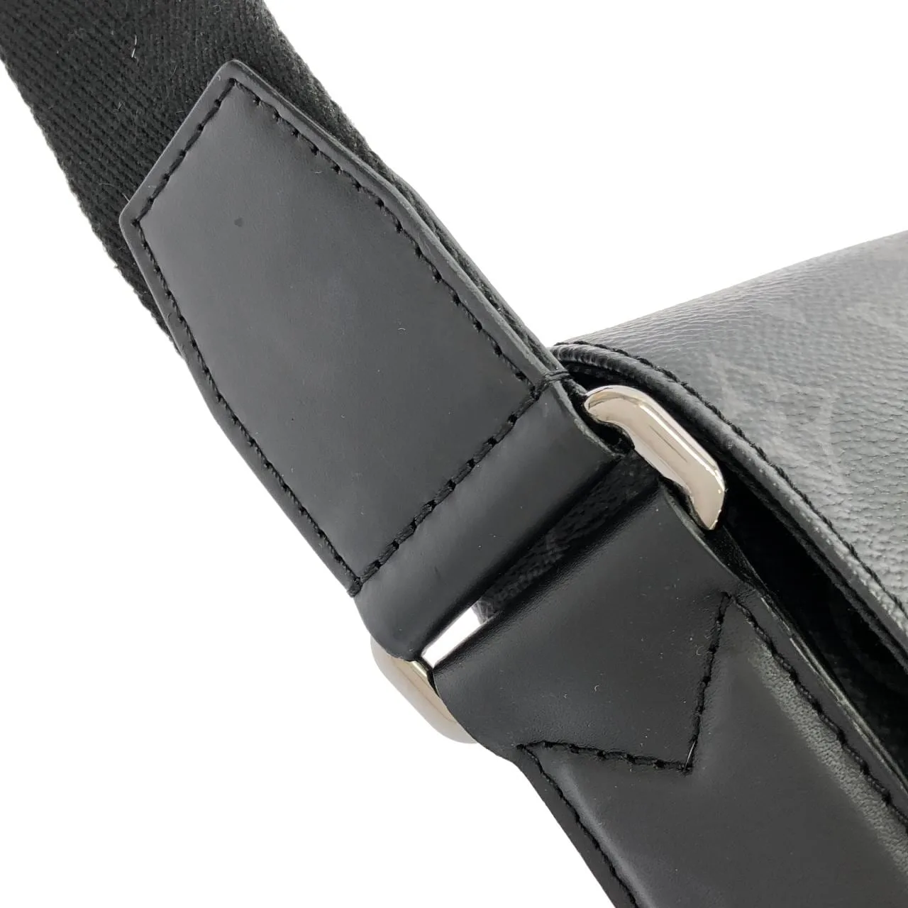 LOUIS VUITTON District M44000 Shoulder Monogram