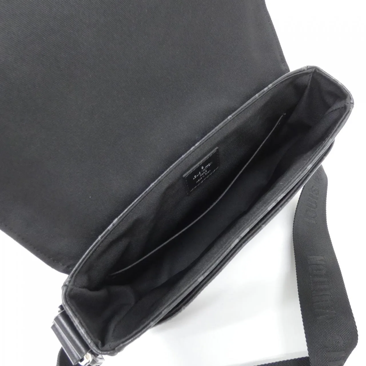 LOUIS VUITTON District M46255 Shoulder Monogram