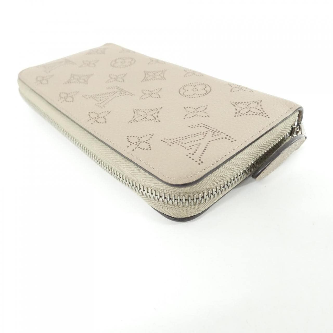 LOUIS VUITTON Mahina M69821 Wallet 2