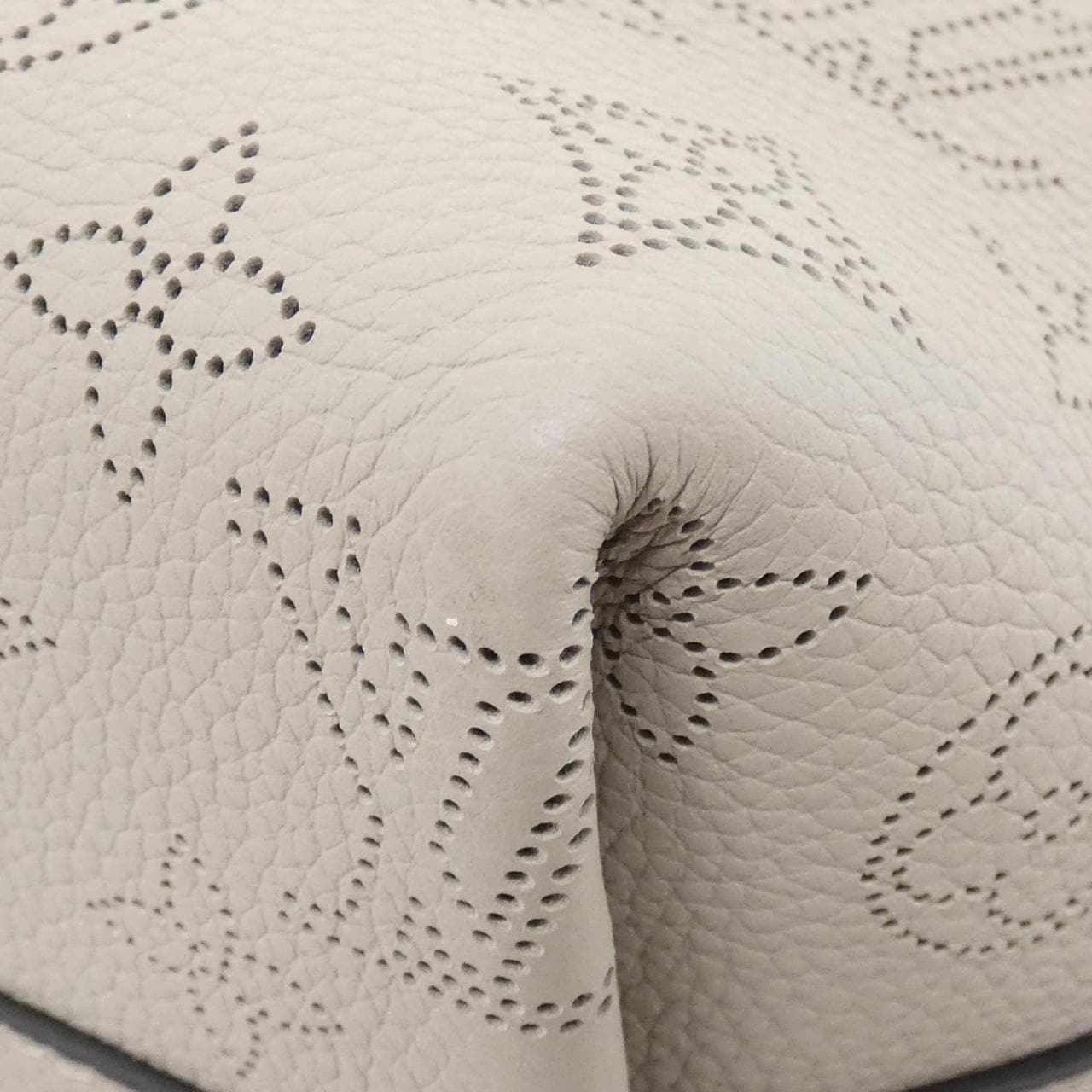 LOUIS VUITTON Mahina M20787 Shoulder 2