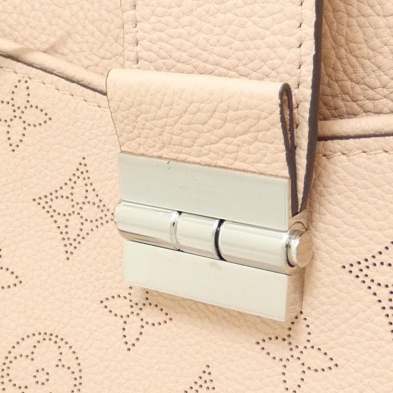 LOUIS VUITTON Mahina M41789 Shoulder 4