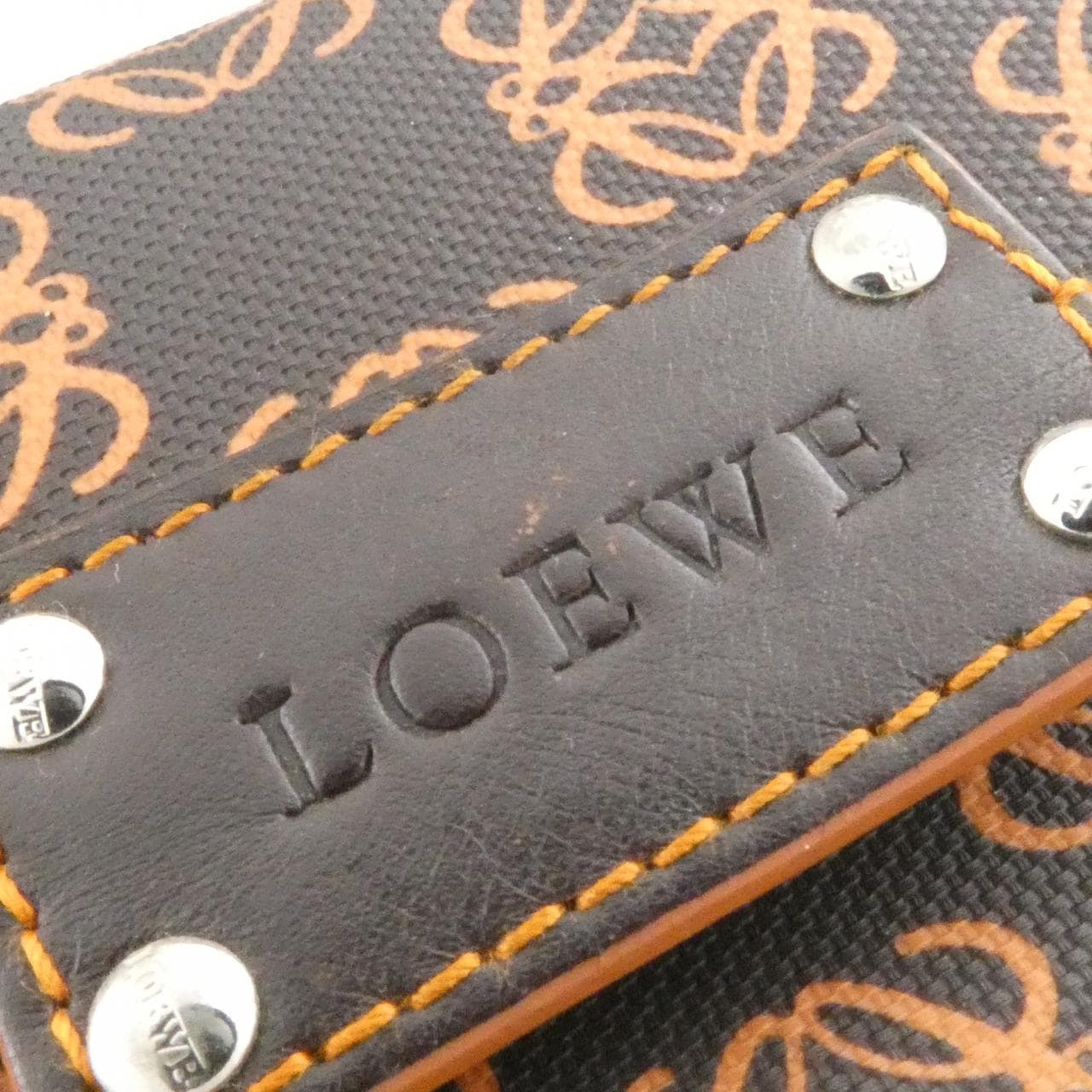 LOEWE 104 80 204 肩背包 4