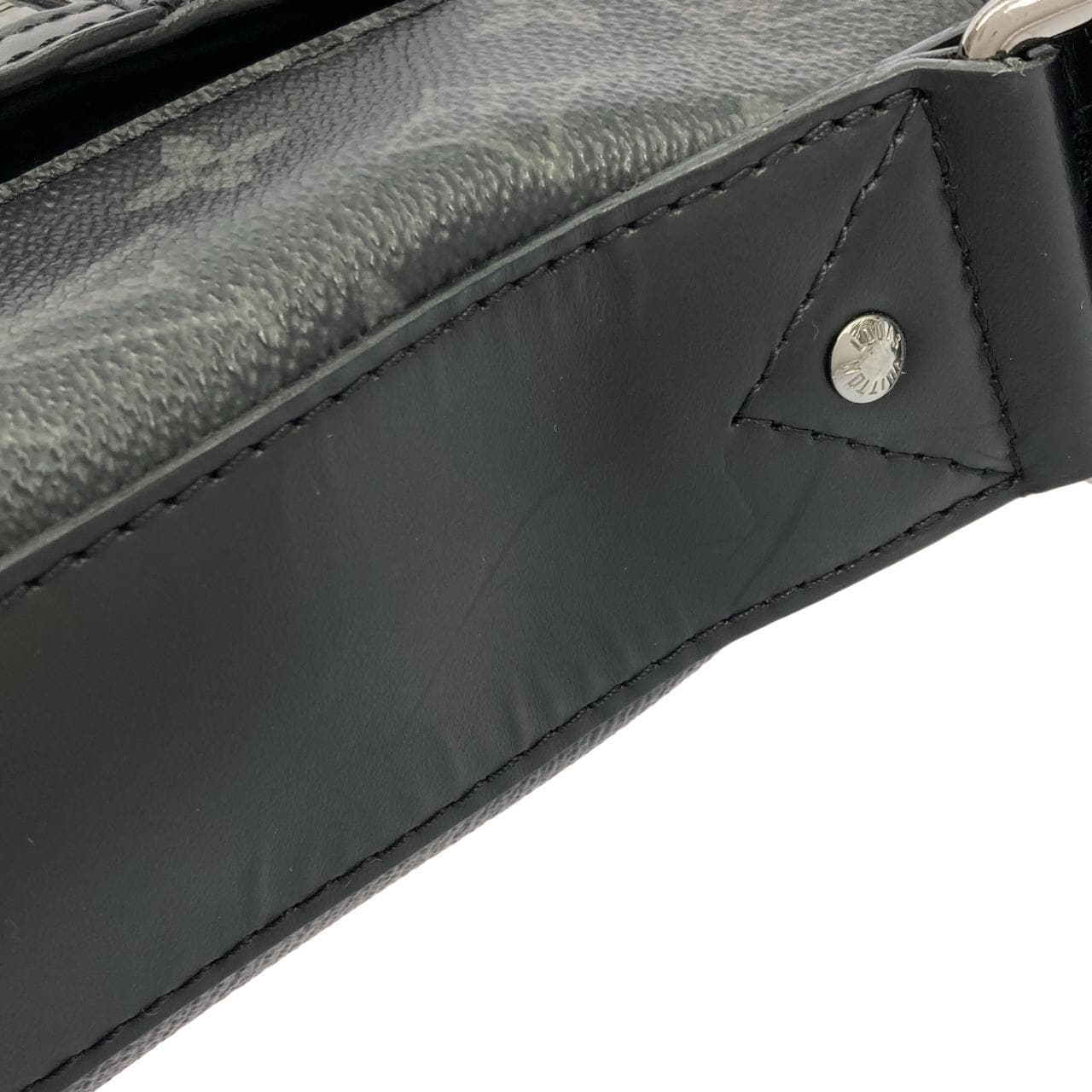 LOUIS VUITTON Eclipse M44223 肩背包 Monogram 5