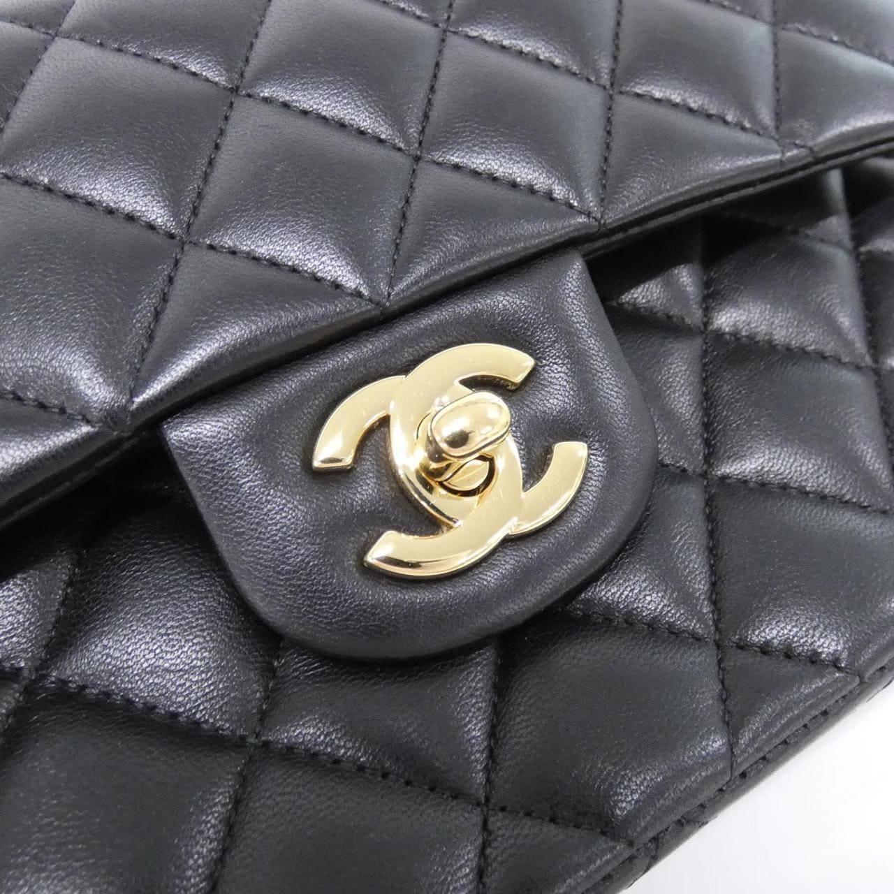 CHANEL Matelasse 1113 Shoulder Lambskin 4