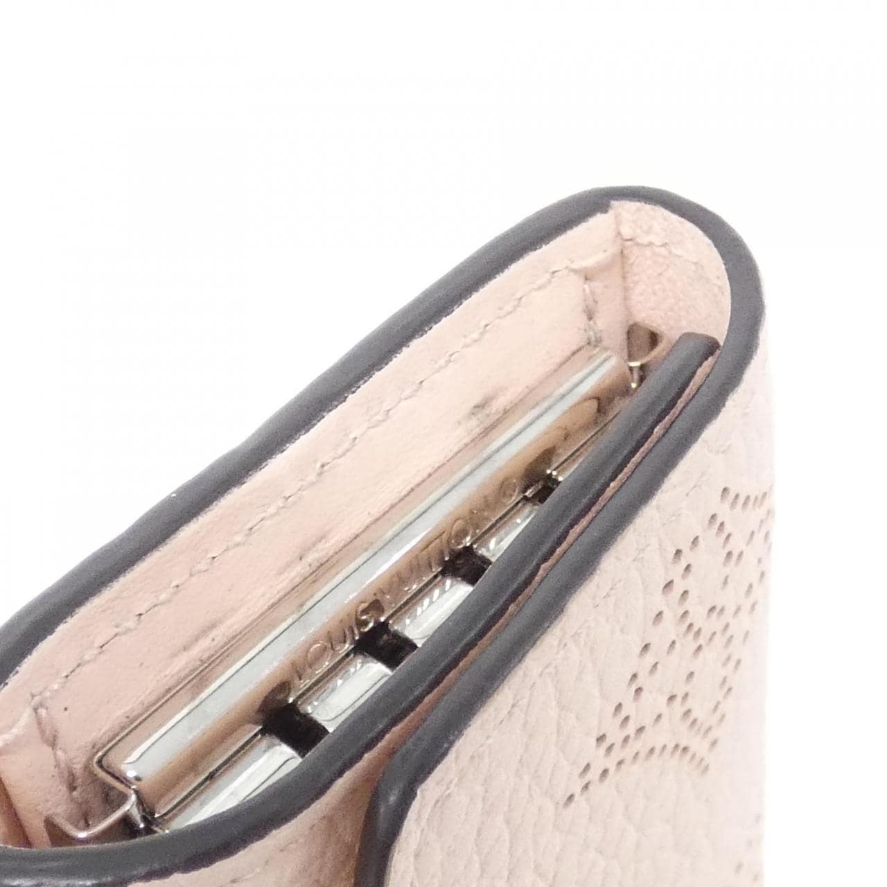 LOUIS VUITTON Mahina M82760 Key Case 3