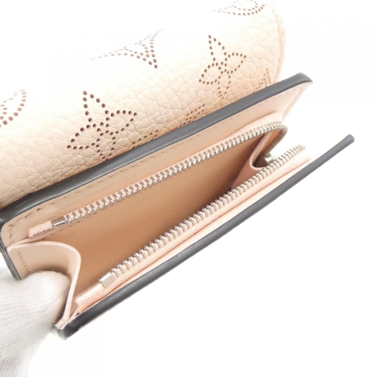 LOUIS VUITTON Mahina M82795 Wallet 5