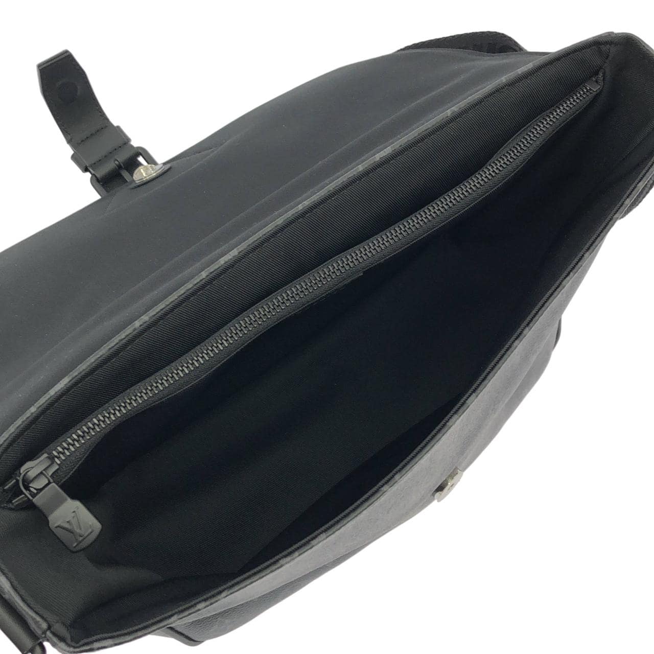 LOUIS VUITTON Eclipse M46685 肩背包 Monogram 10