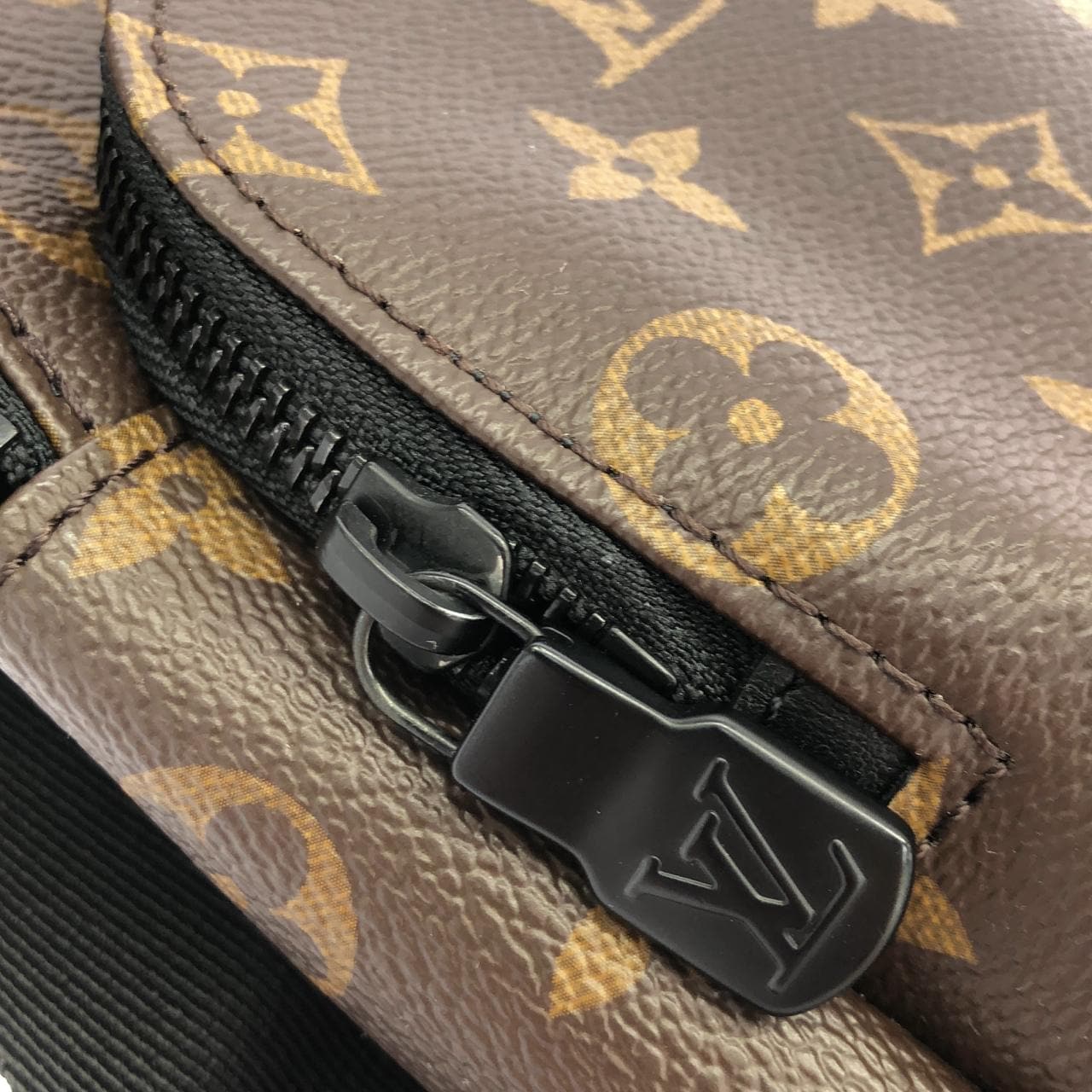 LOUIS VUITTON Avenue M45897 Shoulder Monogram 4