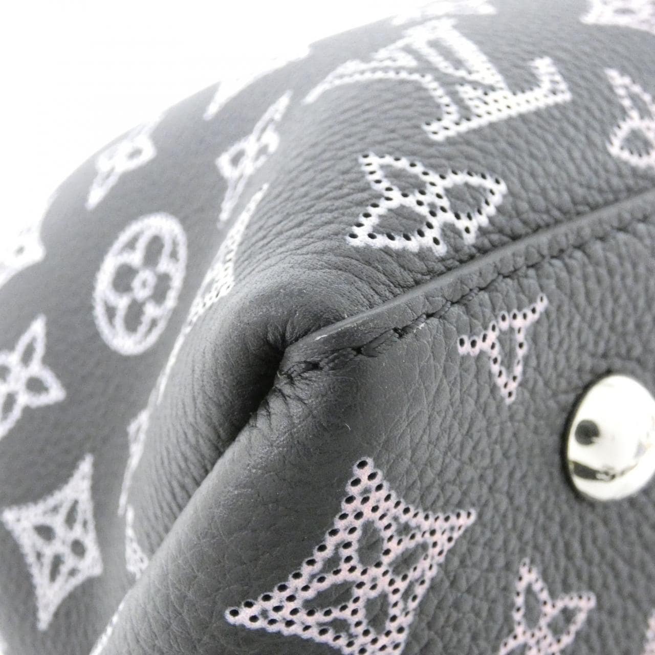 LOUIS VUITTON Mahina M21107 Tote 2