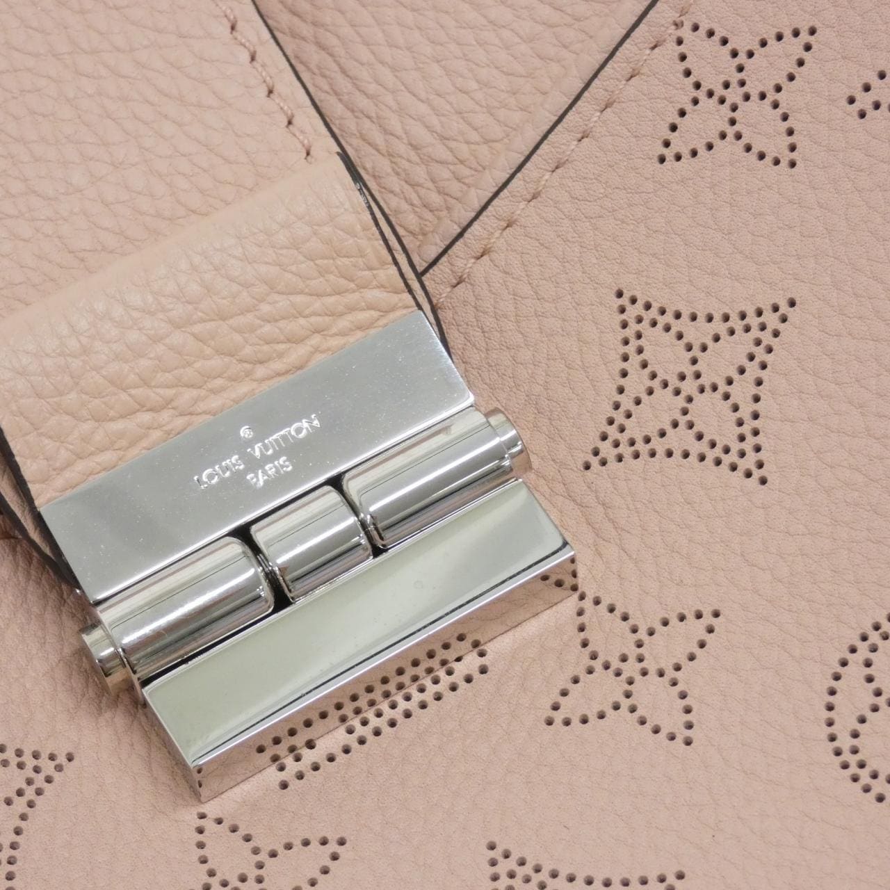 LOUIS VUITTON Mahina M41789 肩背包 4