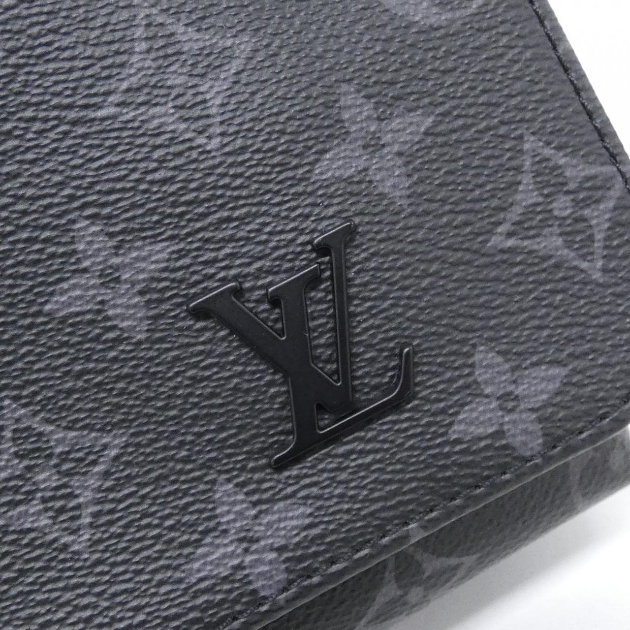LOUIS VUITTON District M45272 Shoulder Monogram 4