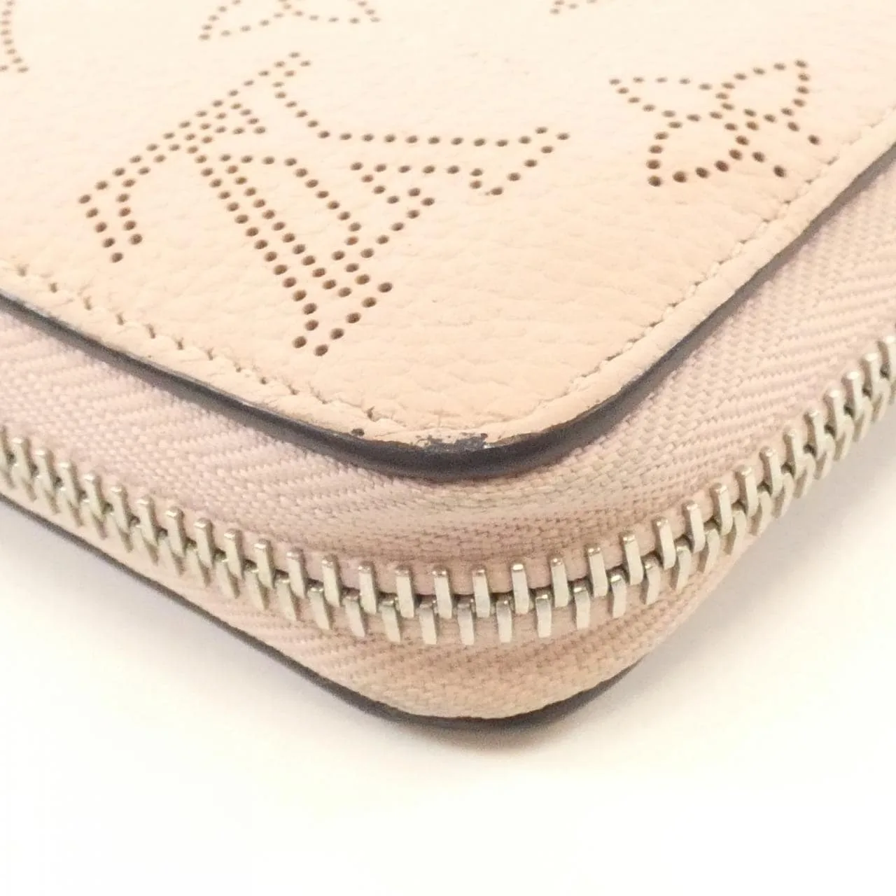 LOUIS VUITTON Mahina M61868 Wallet Black Rank B - Thumbnail 4