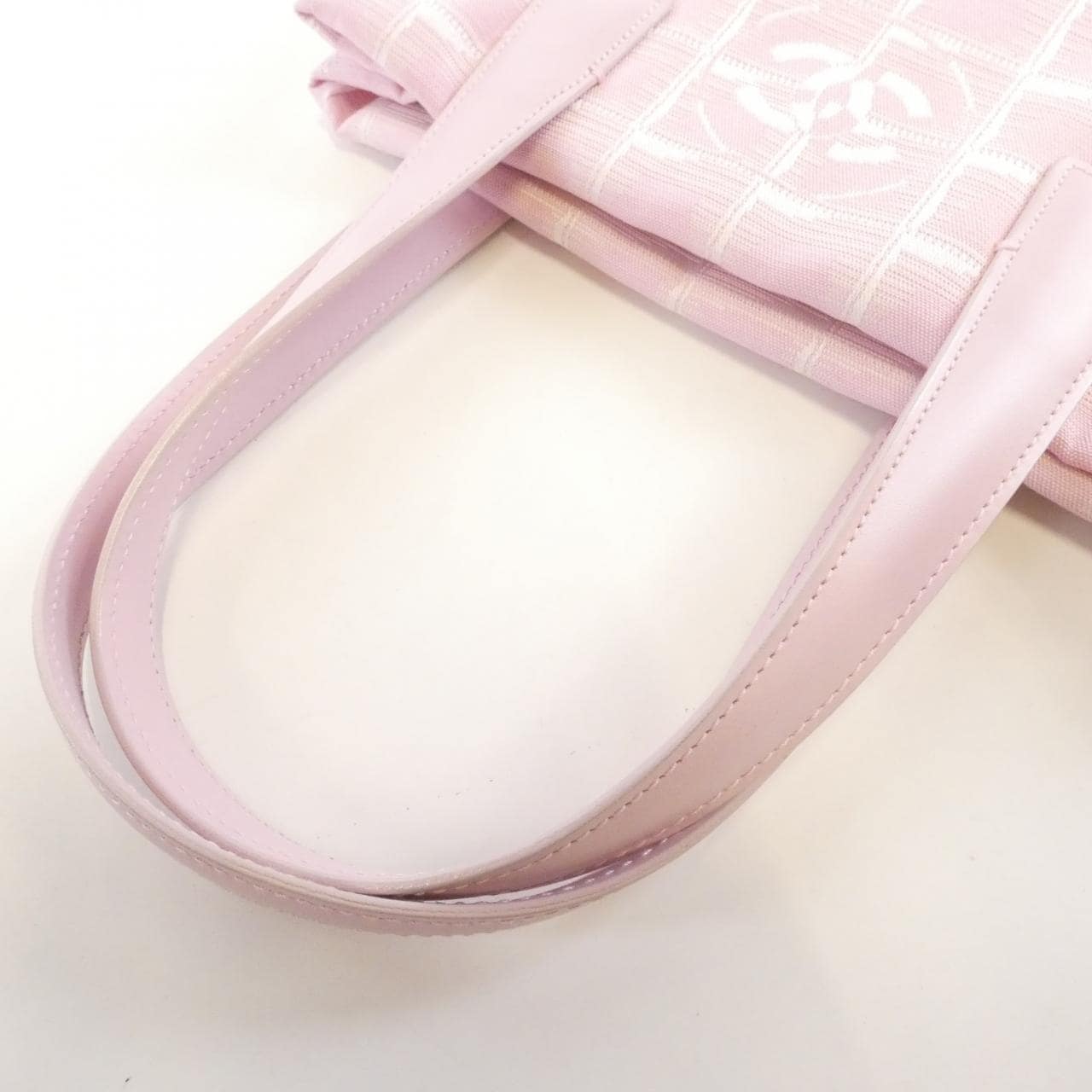 CHANEL Handbag Nylon Pink Nylon - Thumbnail 3