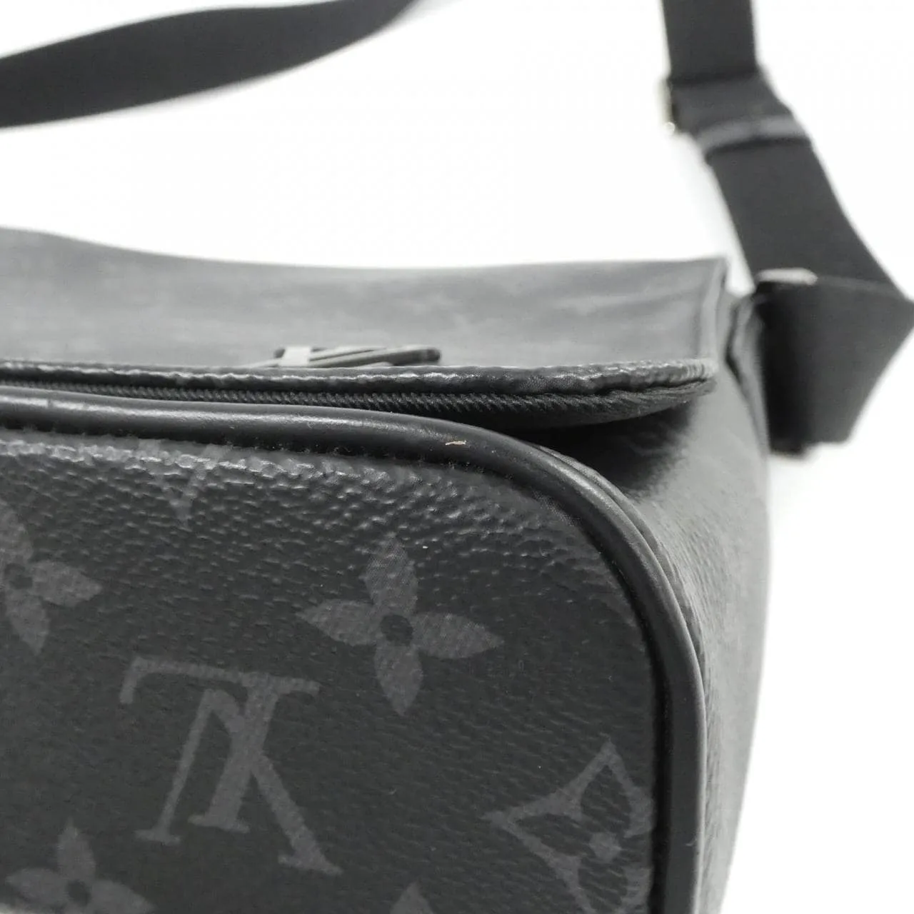 LOUIS VUITTON District M44000 Shoulder Monogram