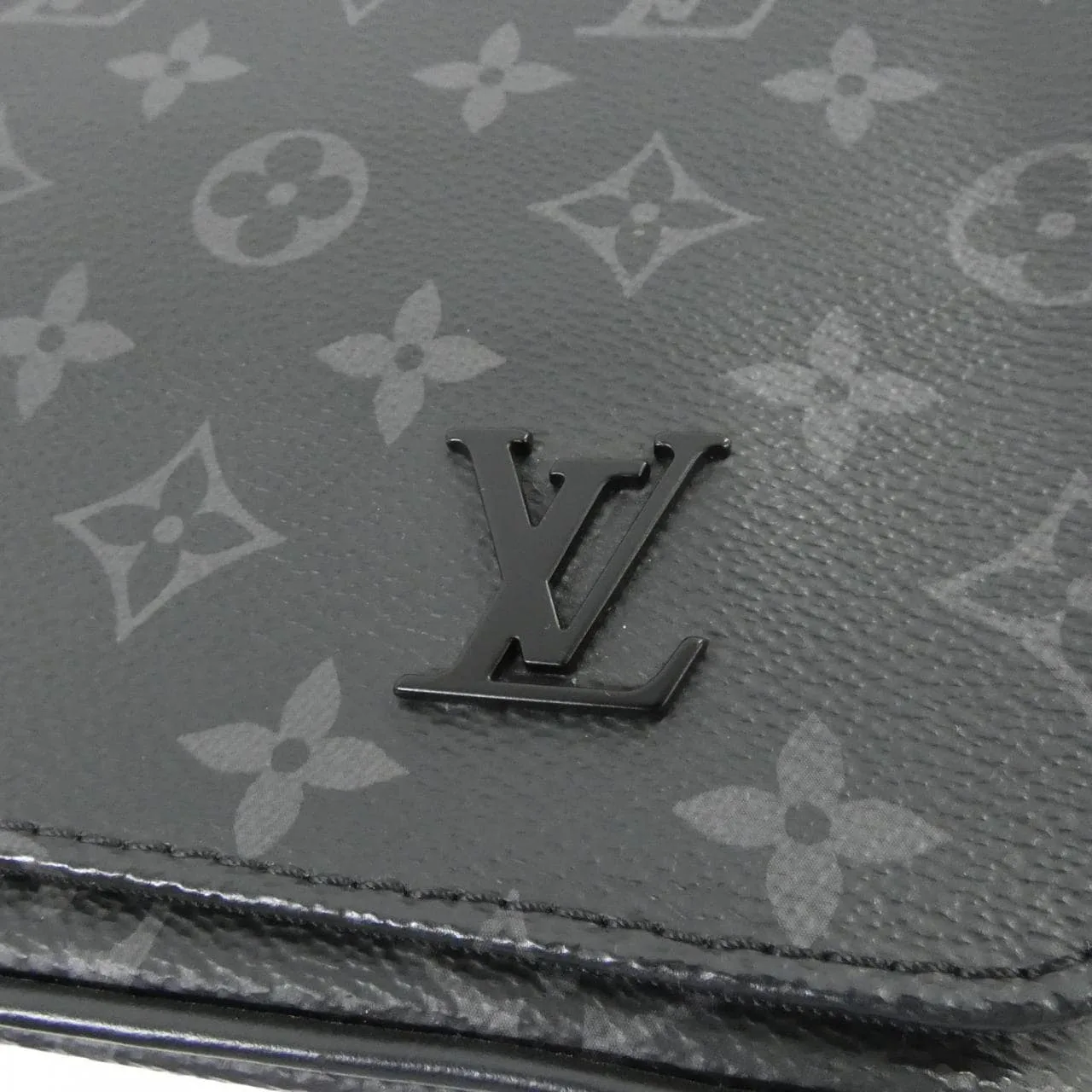 LOUIS VUITTON District M44000 Shoulder Monogram