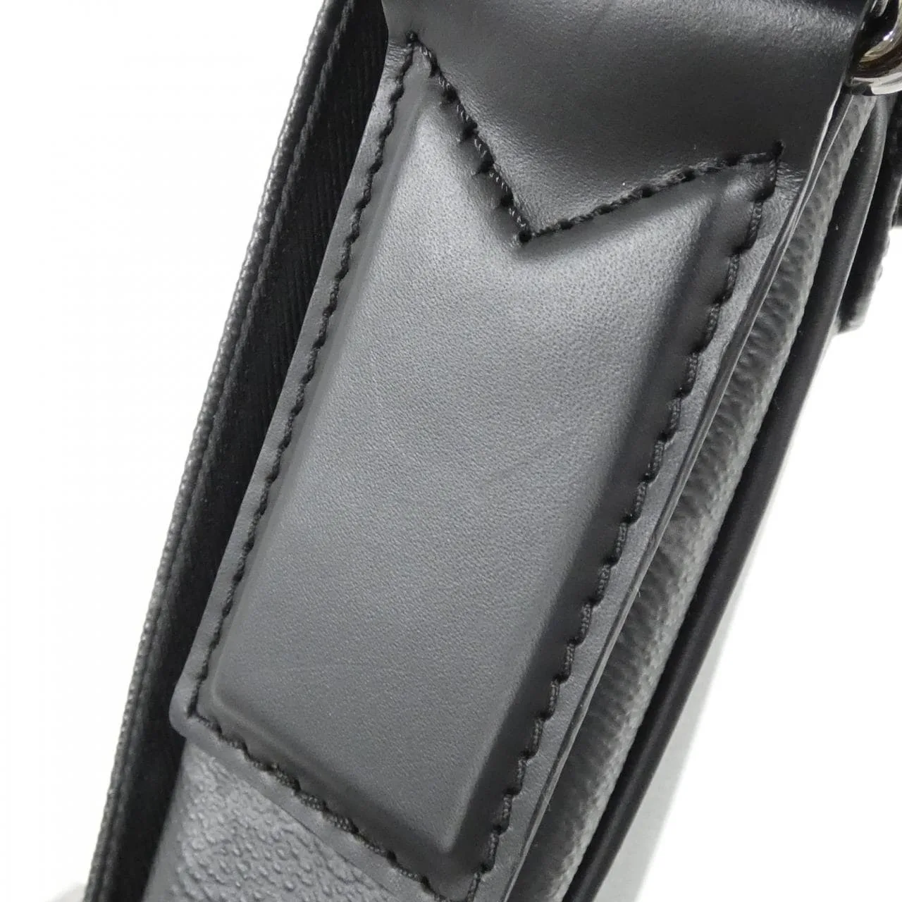 LOUIS VUITTON District M44000 Shoulder Monogram