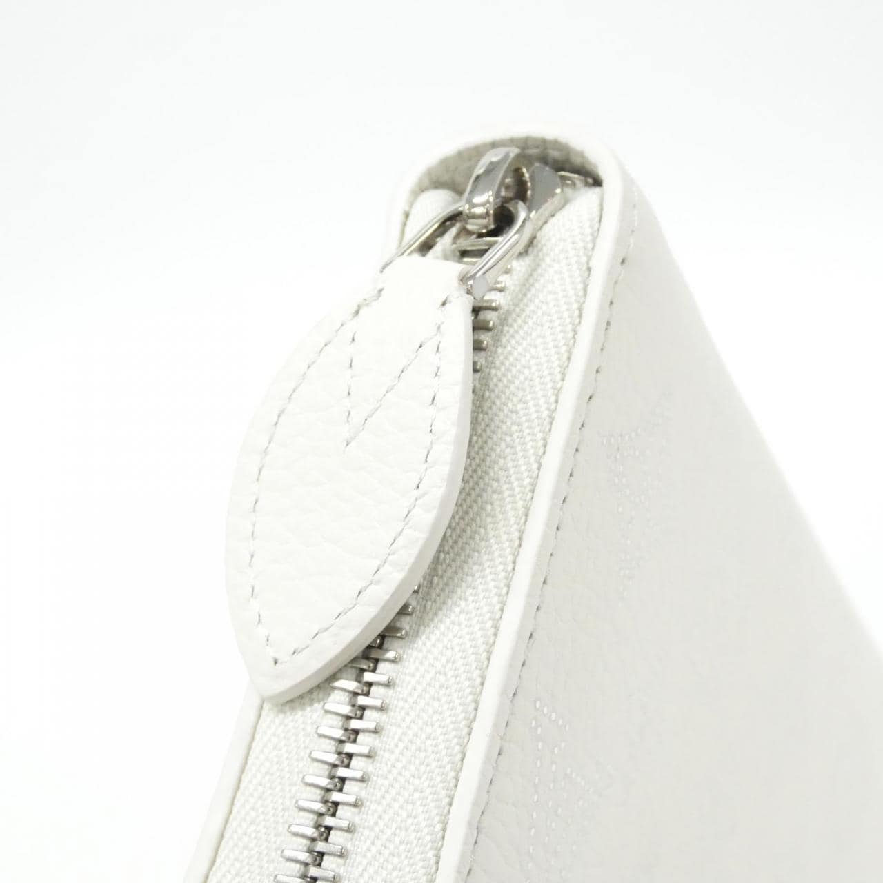 LOUIS VUITTON Mahina M11366 Wallet 3