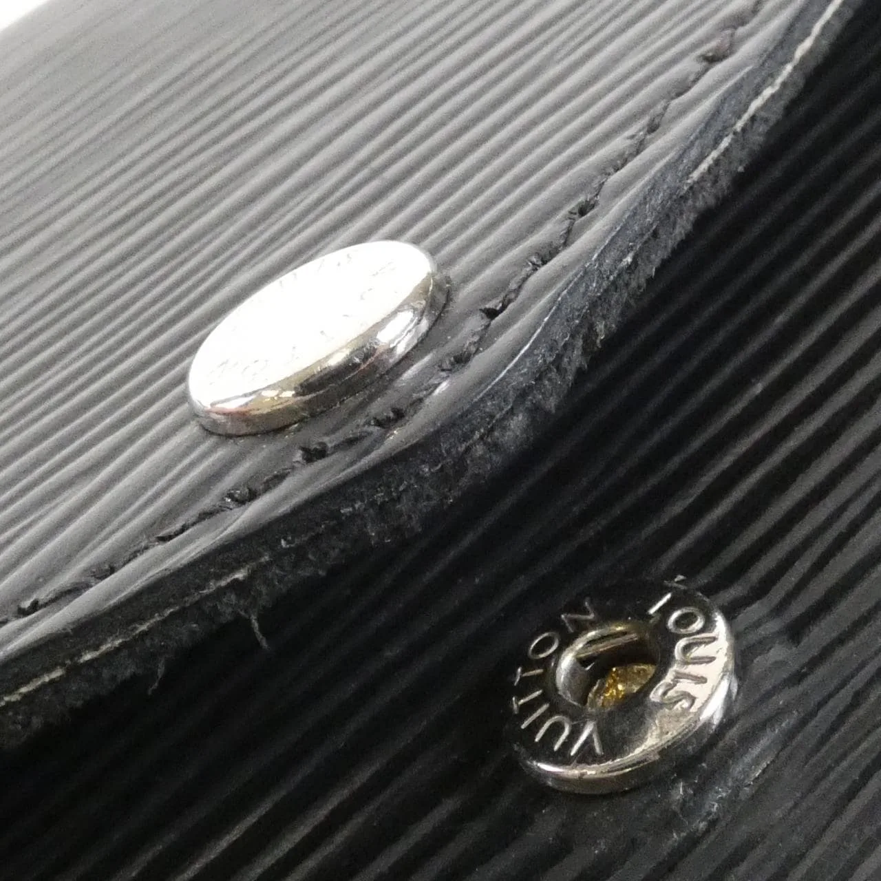 LOUIS VUITTON Pochette M62648 Shoulder Epi 黑色 Epi 中古品B - 縮圖 5