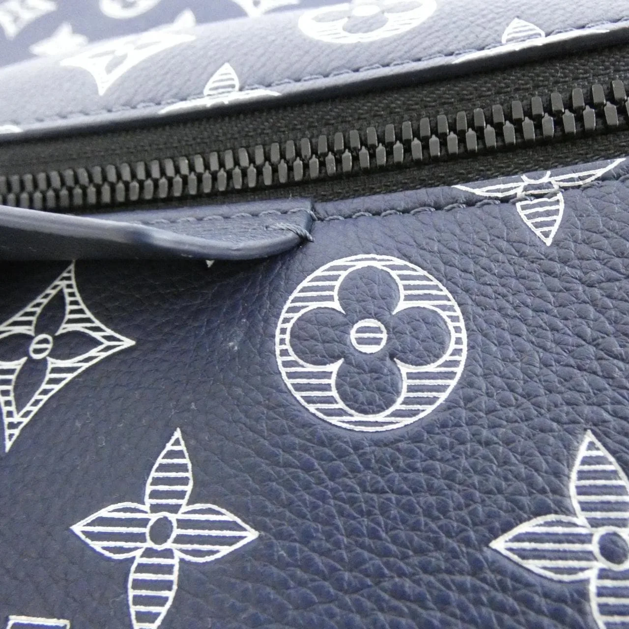 LOUIS VUITTON Discovery M24760 Backpack Monogram 黑色 Monogram 中古品A - 縮圖 4