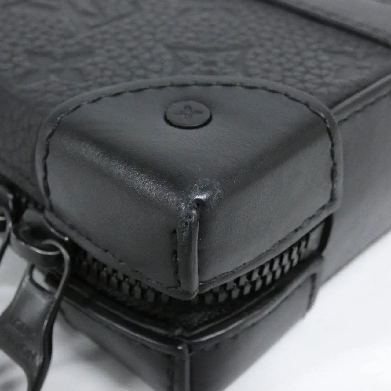 LOUIS VUITTON Soft Trunk M80224 Shoulder Monogram Black Monogram Rank A - Thumbnail 3