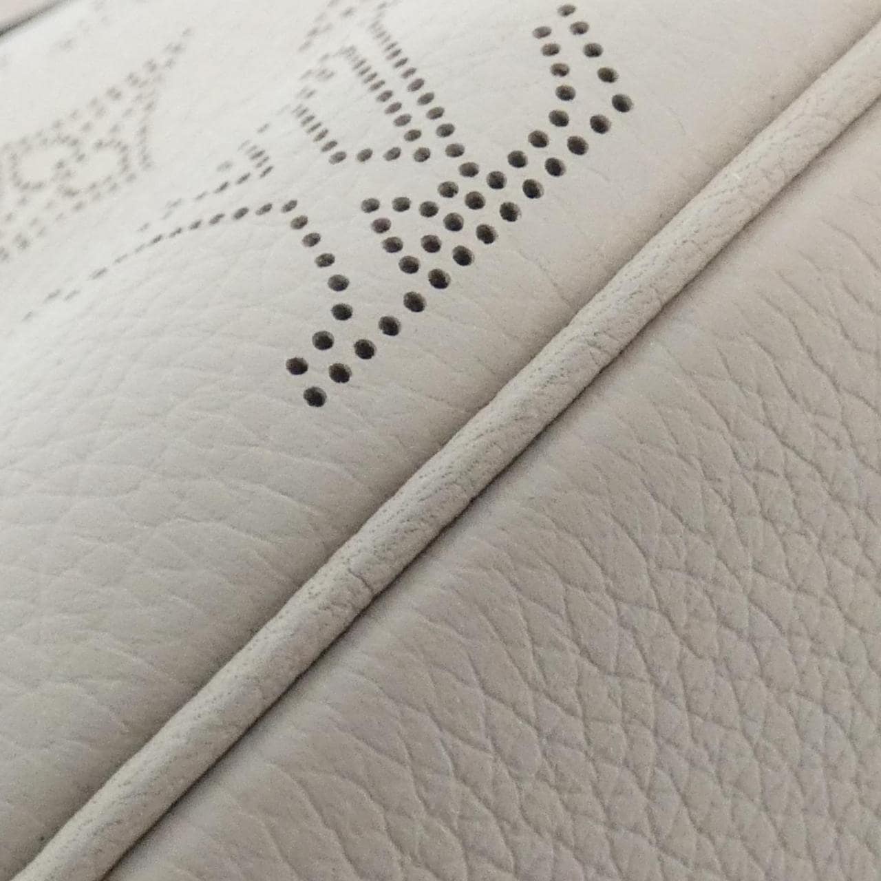 LOUIS VUITTON Mahina M21849 Handbag 4