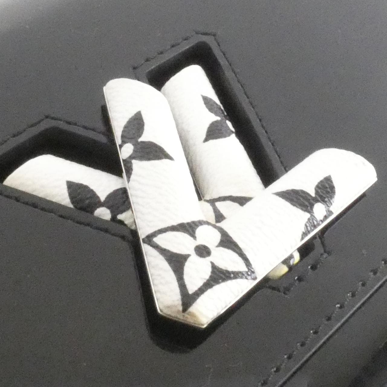 LOUIS VUITTON Twist M54243 肩背包 Vernis 漆皮 5