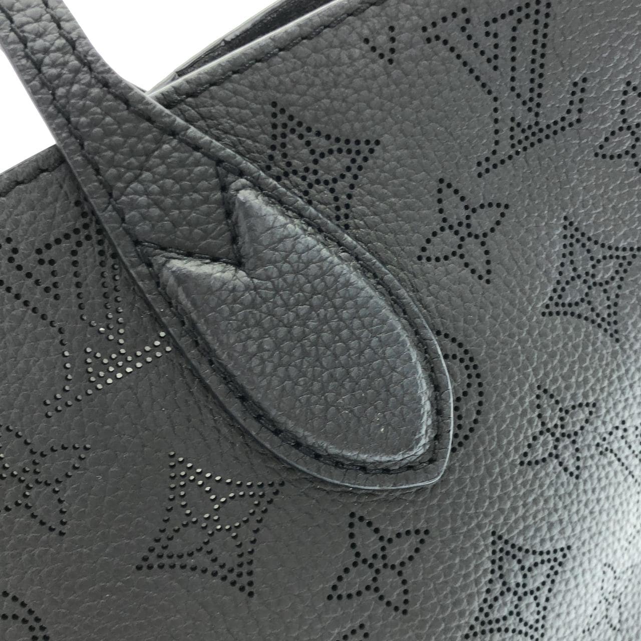 LOUIS VUITTON Mahina M21848 Handbag 4