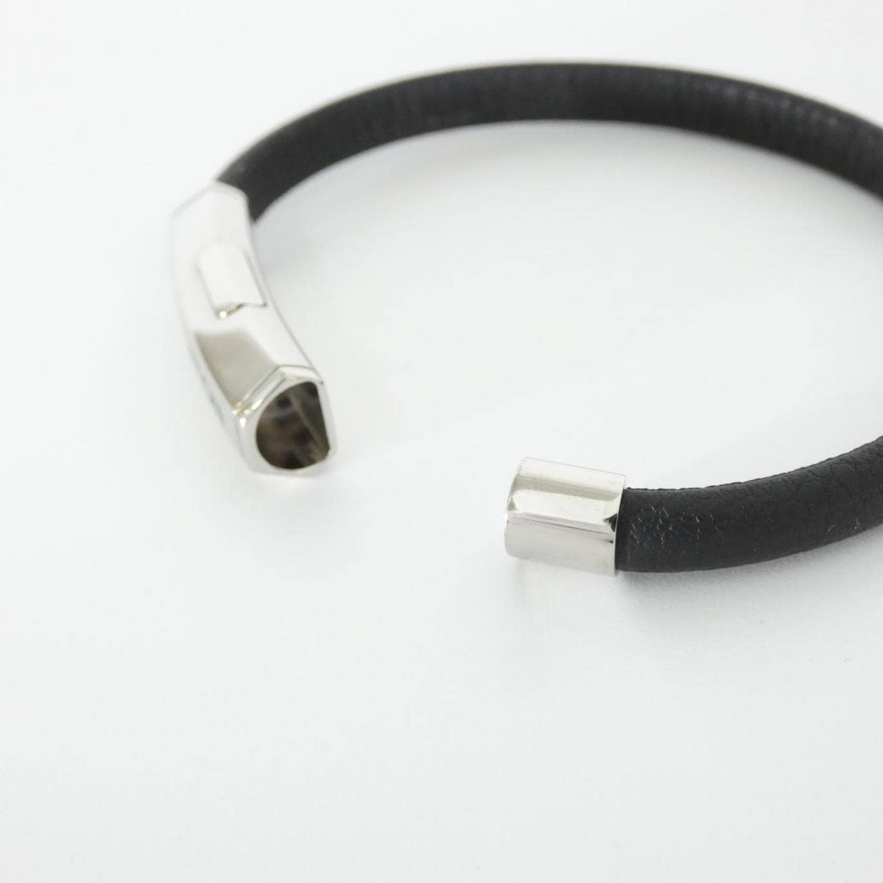 LOUIS VUITTON M8119E Accessories 3