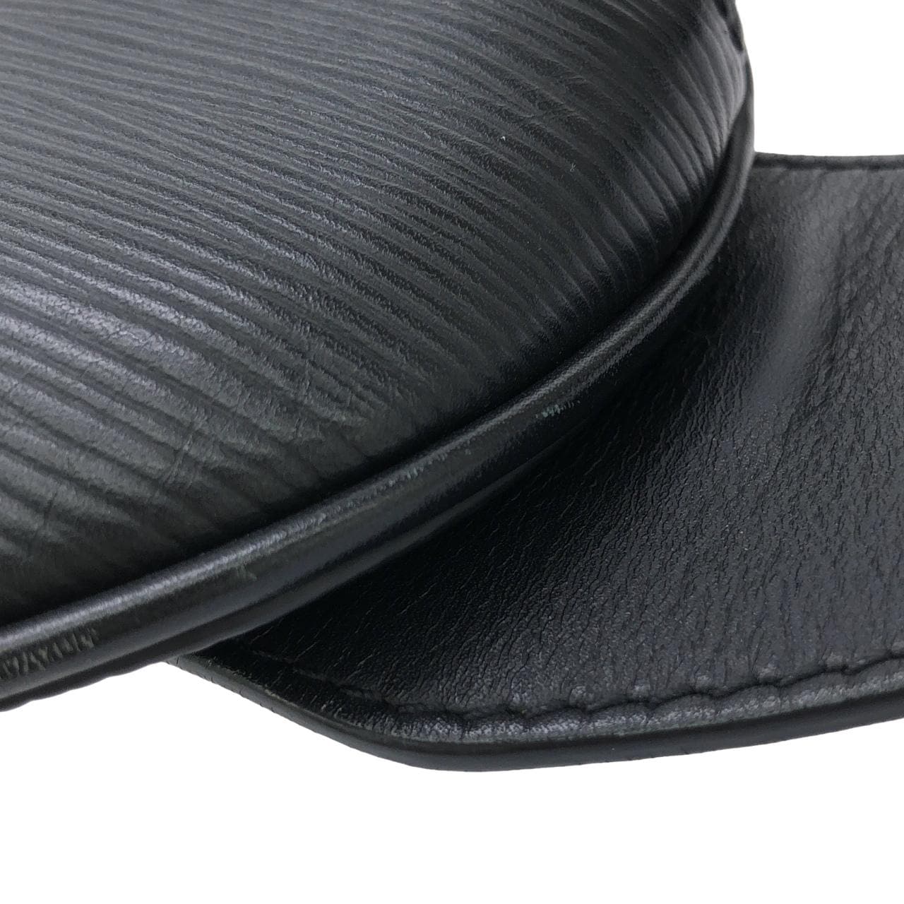 LOUIS VUITTON Bum Bag M53300 肩背包 Epi 4
