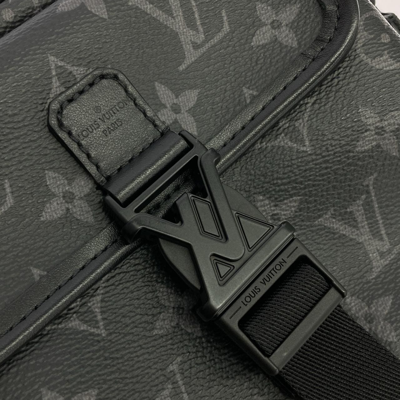 LOUIS VUITTON Eclipse M12518 肩背包 Monogram 5