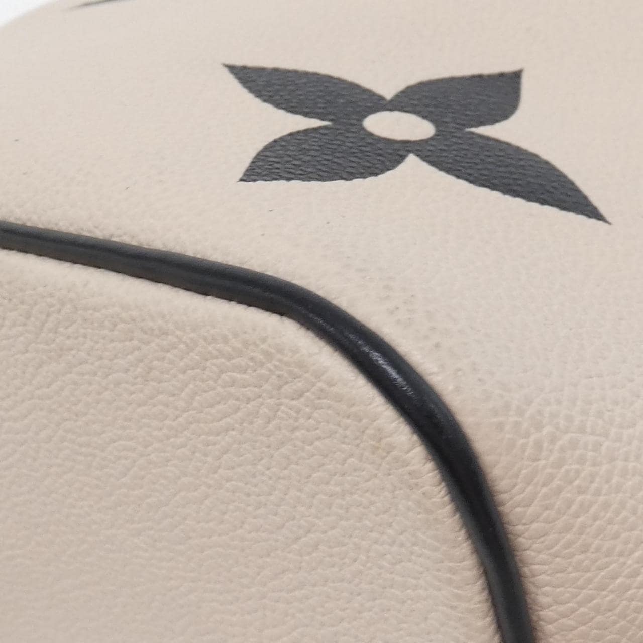 LOUIS VUITTON M56889 肩背包 3