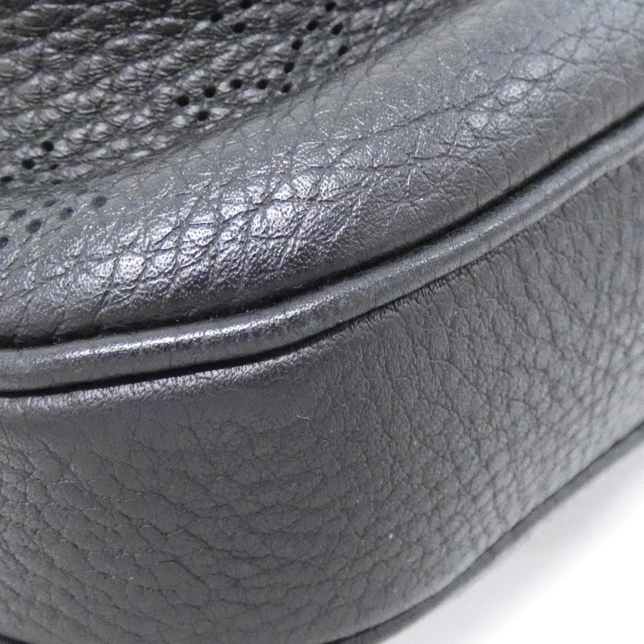 LOUIS VUITTON Mahina M94314 Shoulder 2