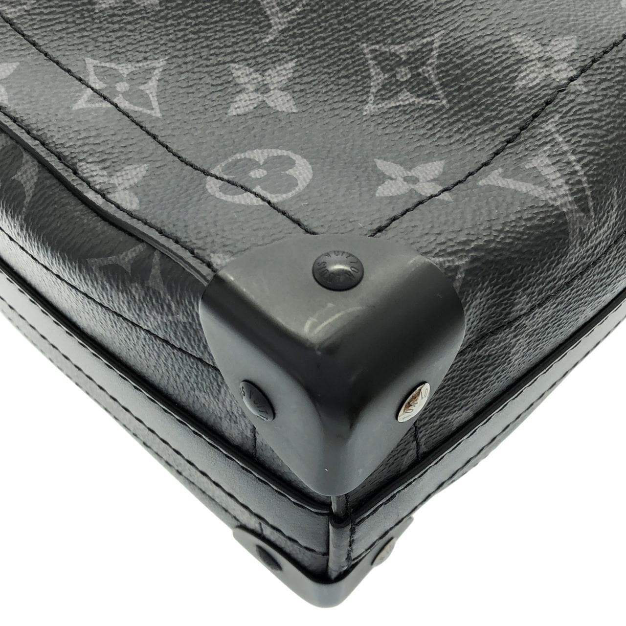 LOUIS VUITTON Eclipse M11744 肩背包 Monogram 2