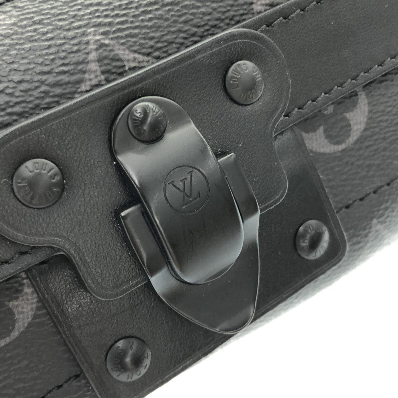 LOUIS VUITTON Eclipse M11744 肩背包 Monogram 4
