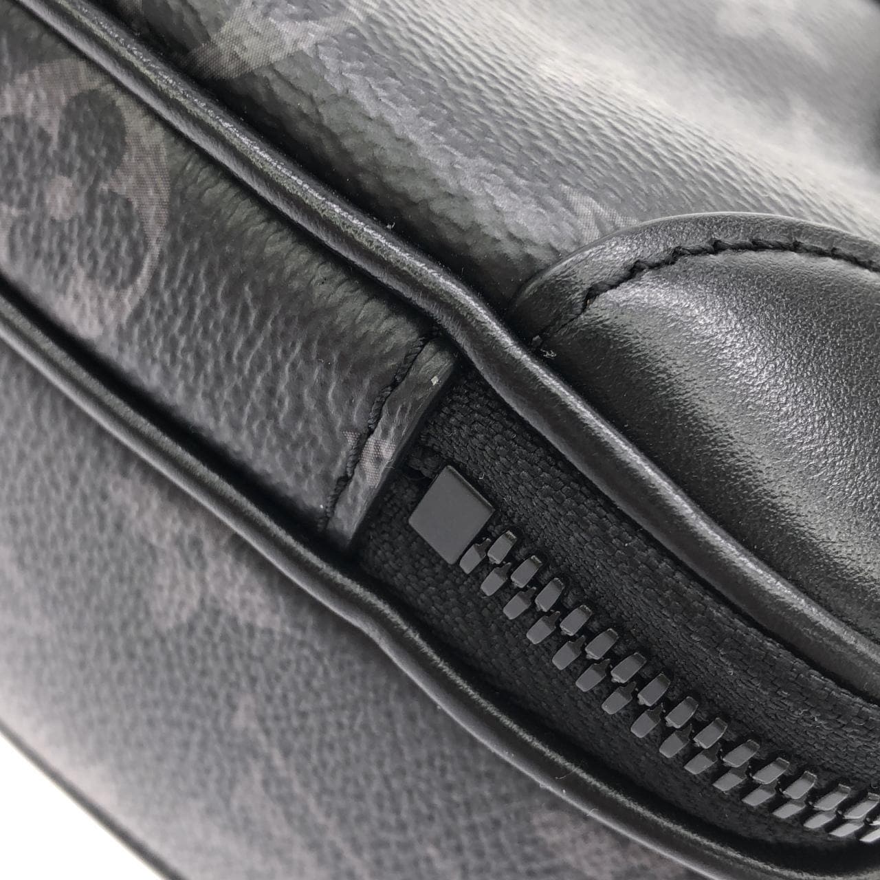 LOUIS VUITTON Eclipse M46955 Shoulder Monogram 5