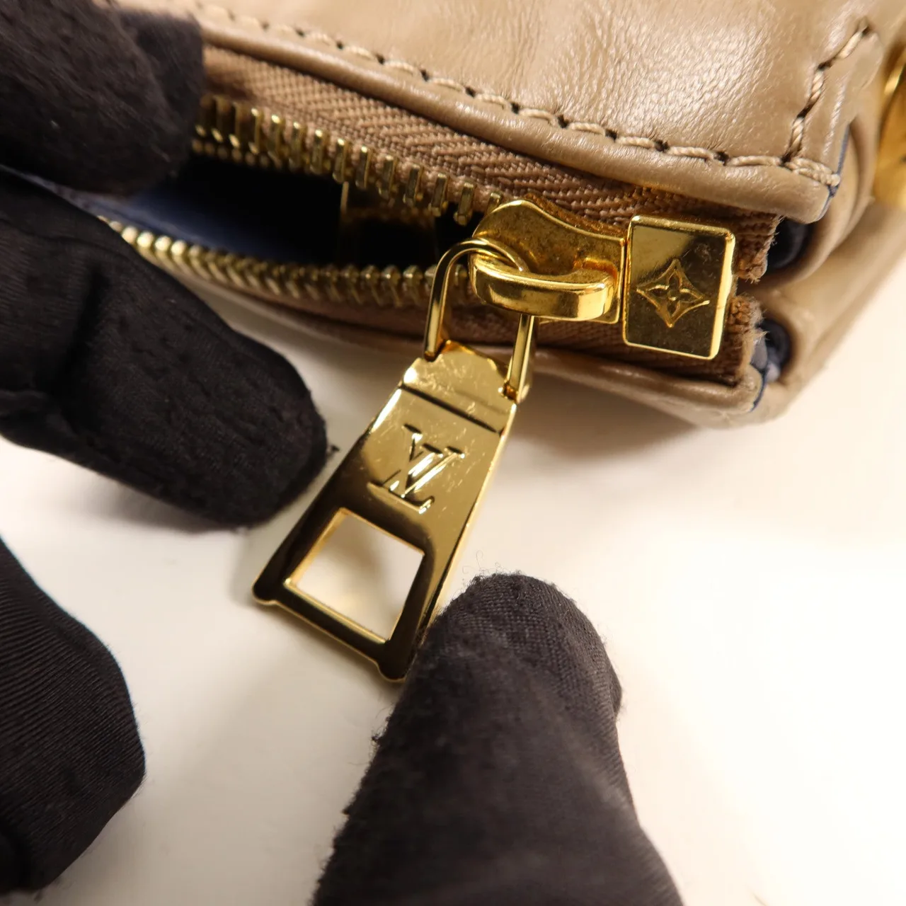 LOUIS VUITTON Coussin M21276 肩背包 羊皮 棕色 / Taupe 羊皮 中古品B - 縮圖 9