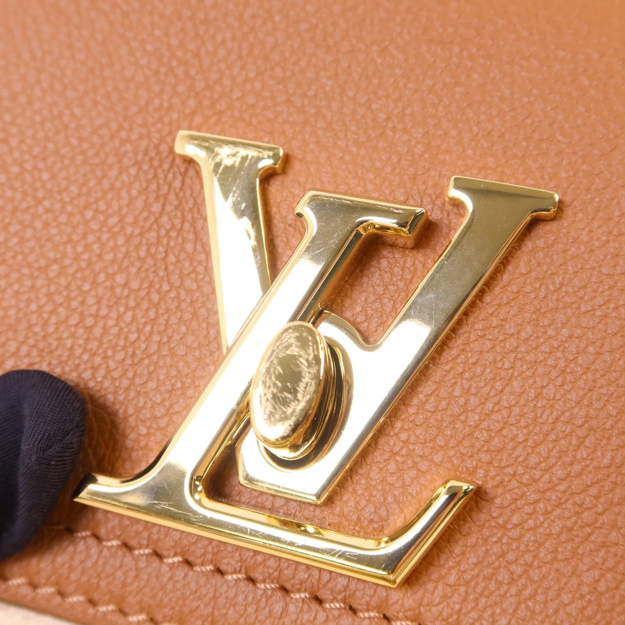 LOUIS VUITTON Lock Me M59491 Shoulder Bag Calfskin 白色 / 棕色 / Tan/Beige Calfskin Rank A - Thumbnail 10