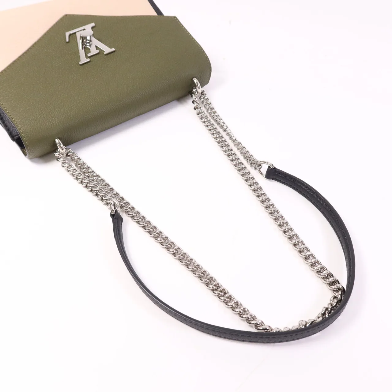 LOUIS VUITTON Lock Me M55522 Shoulder Bag Calfskin 綠色 Calfskin Rank A - Thumbnail 9