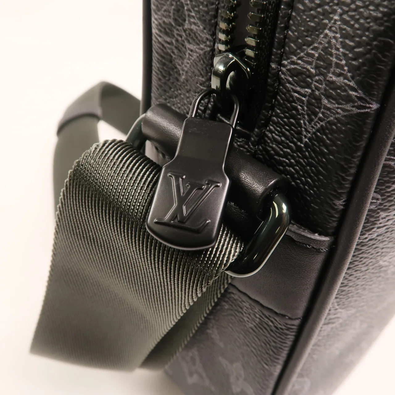 LOUIS VUITTON Vivienne M43677 Shoulder Bag Coated Canvas 黑色 / Black Coated Canvas Like New - Thumbnail 10