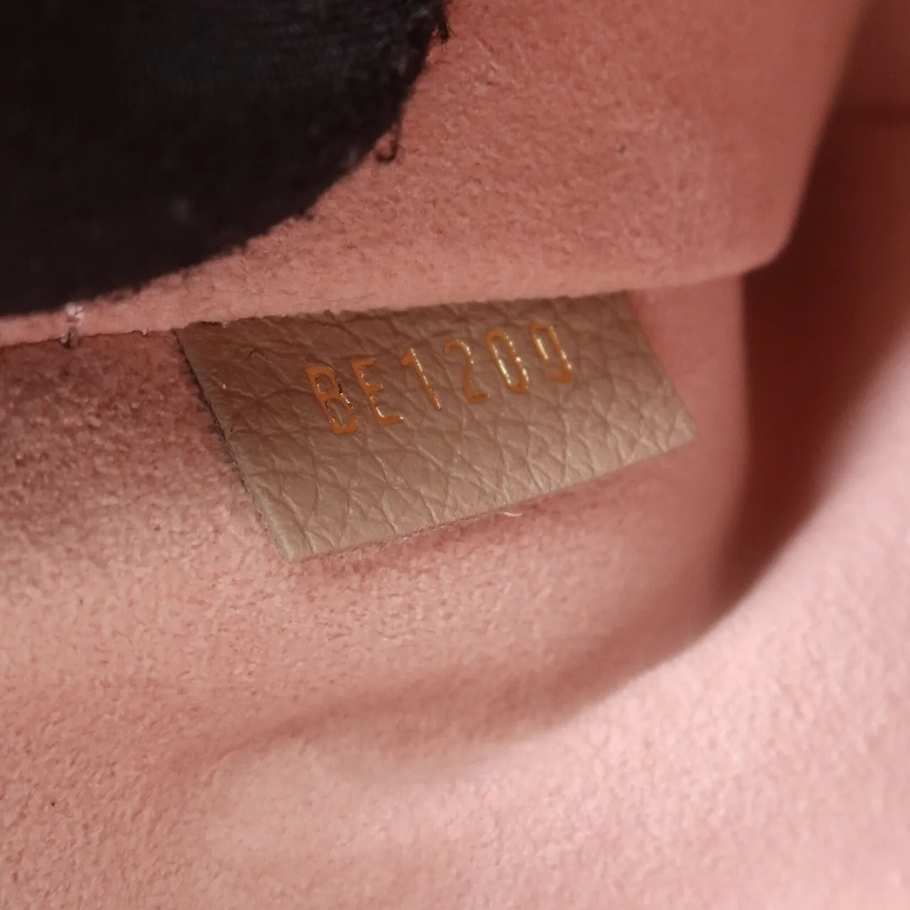 LOUIS VUITTON Lock Me M56137 Shoulder Bag Calfskin 米色 / Beige Calfskin Rank B - Thumbnail 14