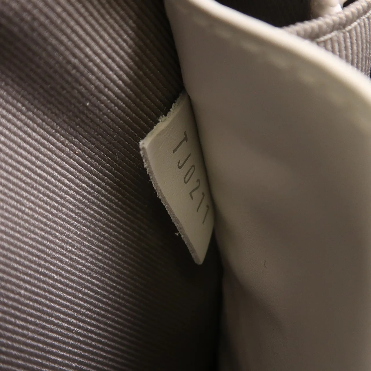 LOUIS VUITTON Soft Trunk M80146 Shoulder Bag Leather 白色 / White Leather Rank B - Thumbnail 7