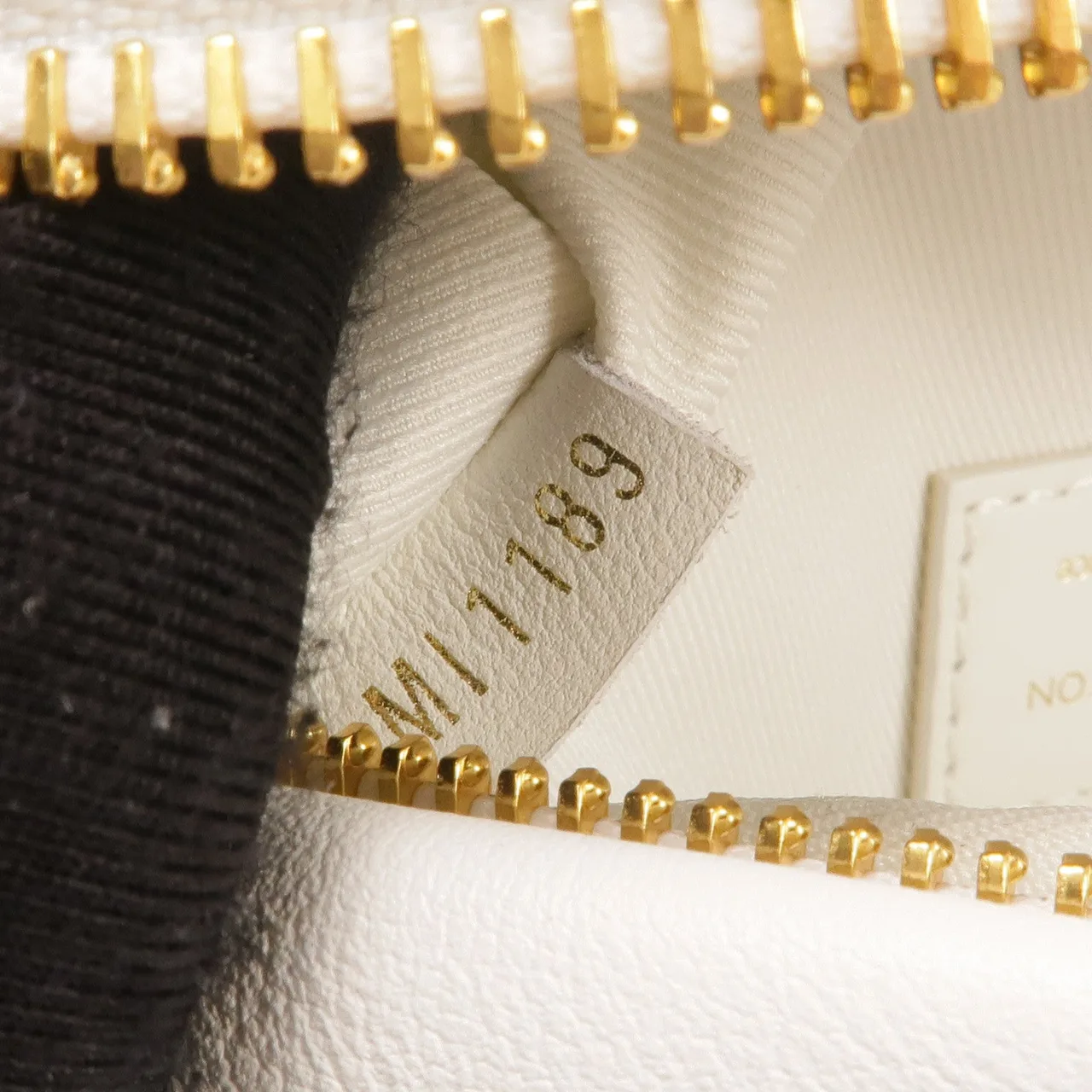 LOUIS VUITTON New Wave M53861 Belt Bag Calfskin 白色 Calfskin Rank B - Thumbnail 17