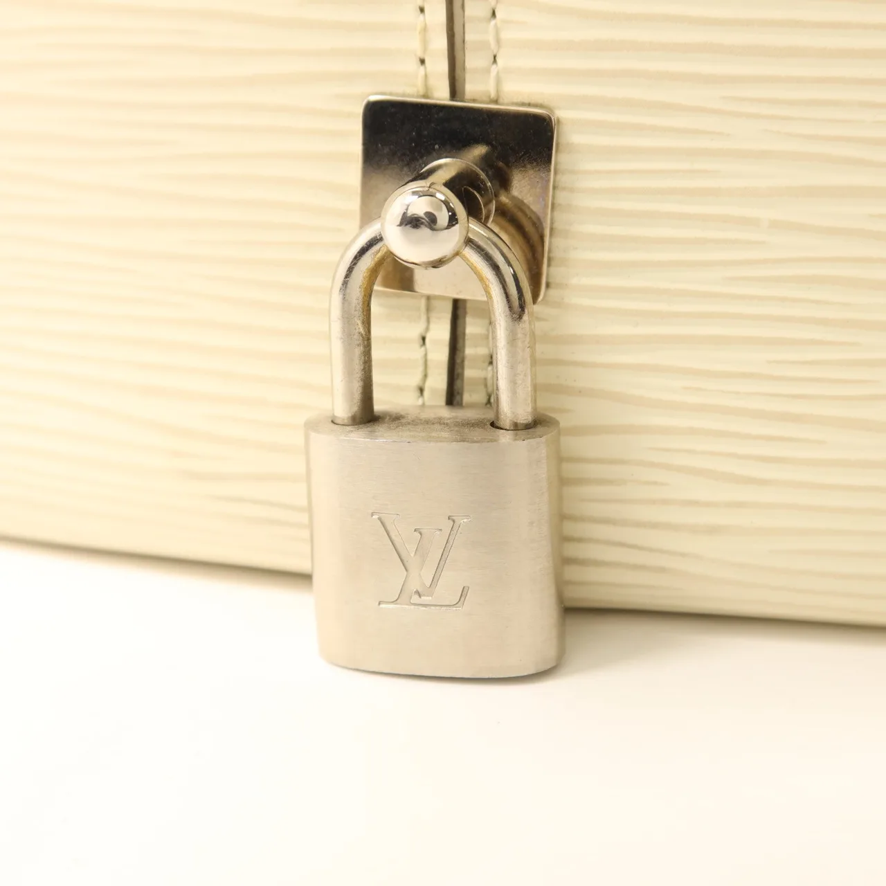 LOUIS VUITTON Montaigne M5932J Handbag Calfskin 白色 / Ivory Calfskin Rank B - Thumbnail 9