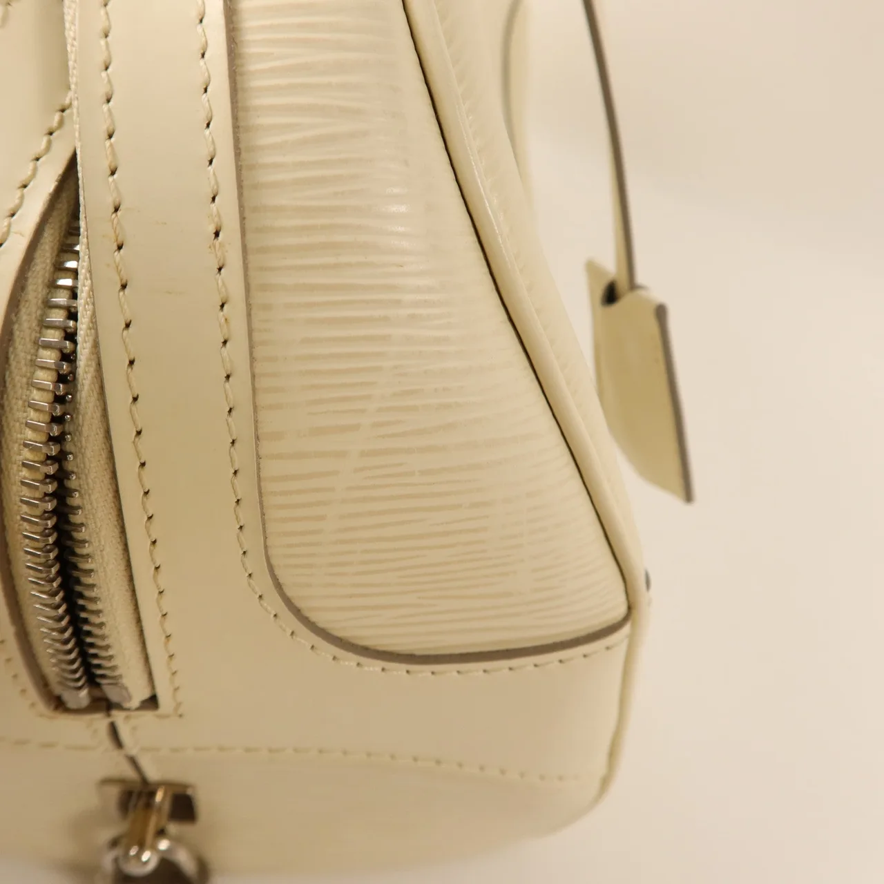 LOUIS VUITTON Montaigne M5932J Handbag Calfskin 白色 / Ivory Calfskin Rank B - Thumbnail 19